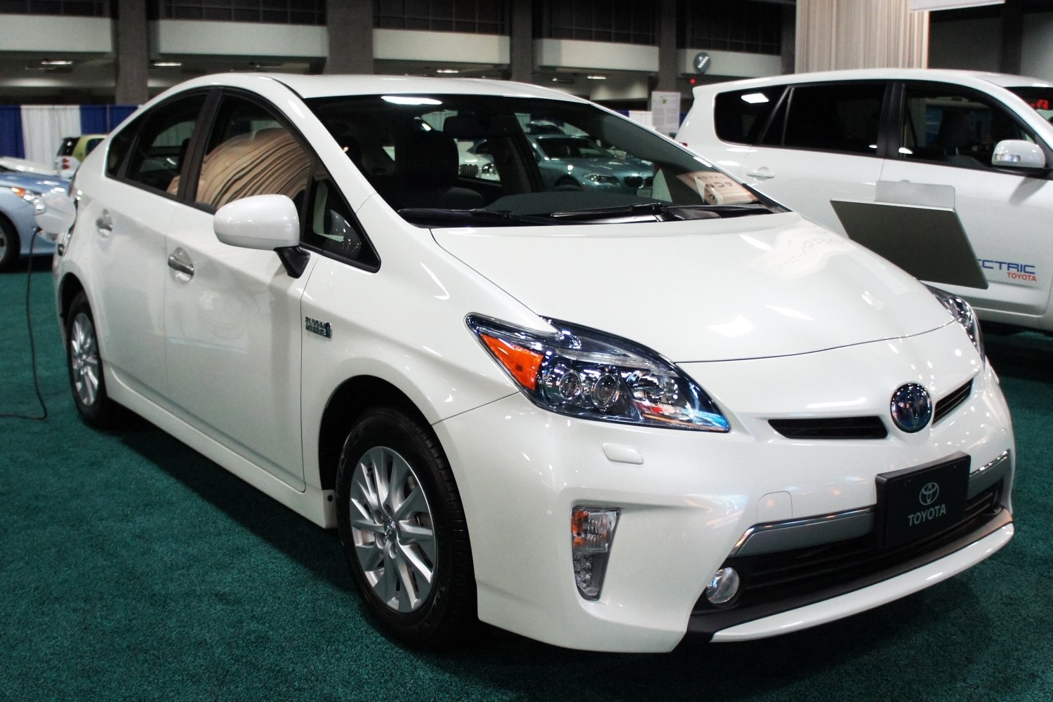Toyota Prius Plug-in Hybrid ZVW35 2012 1.8 (136 PS) Plug-in Hybrid e-CVT Toyota Prius Plug-in Hybrid ZVW35 2012 1.8 (136 PS) Plug-in Hybrid e-CVT