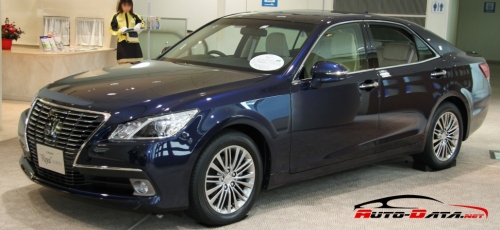 Toyota Crown Royal XIV S210 2016