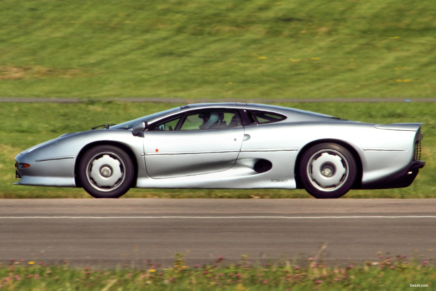 Jaguar XJ220 1992 3.5 BiTurbo V6 (542 CH) Jaguar XJ220 1992 3.5 BiTurbo V6 (542 CH)