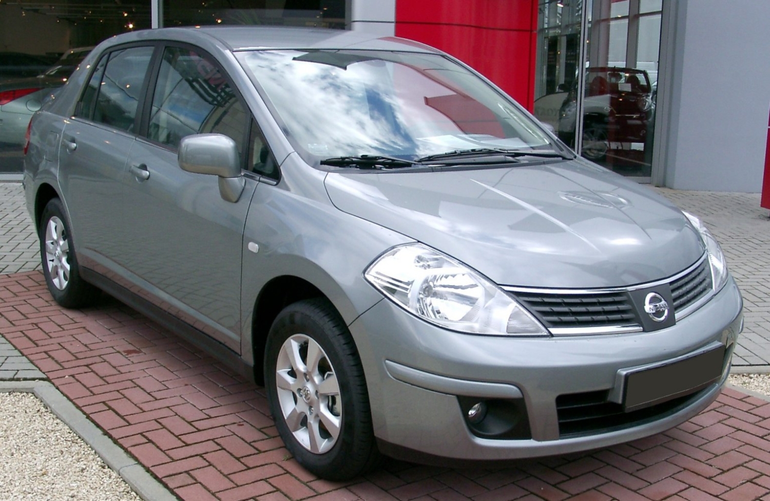 Nissan Tiida Sedan 2004 1.8i (126 PS) Nissan Tiida Sedan 2004 1.8i (126 PS)
