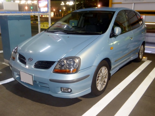 Nissan Tino V10 1999